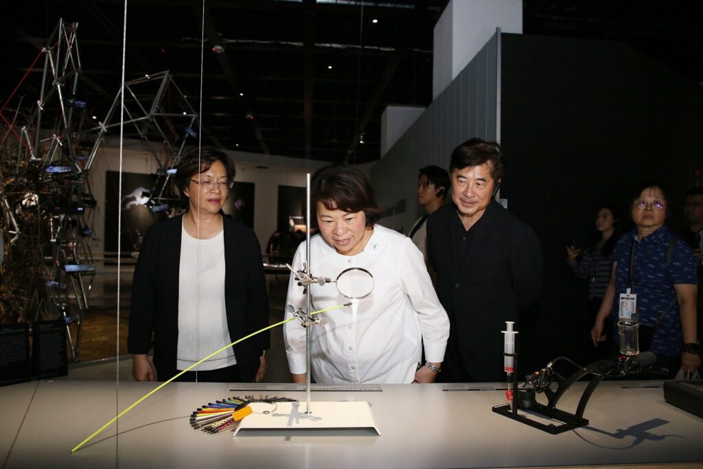 台灣設計展交流 黃敏惠率團訪彰化 王惠美親迎