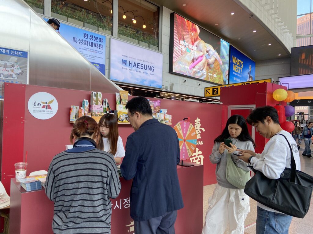 臺南觀光亮相首爾火車站!古都紅磚、神農街彩燈-韓國旅客互動打卡