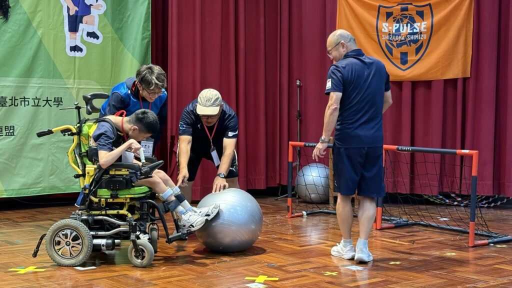 足球無國界！台日特教生交流　輪椅上也能快樂踢球