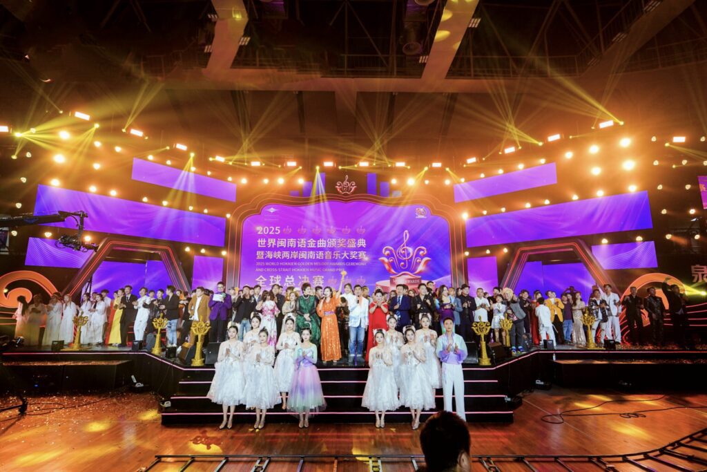 捷報!-木工歌手陳思瑋勇奪2025世界閩南語金曲盛典總決賽冠軍-淚謝恩師白冰冰