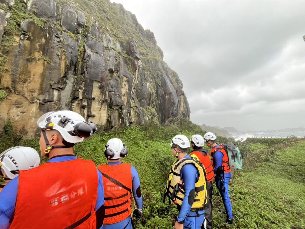 獨自來基隆看海迷途2天 警消冒雨搜救終尋回失聯老翁