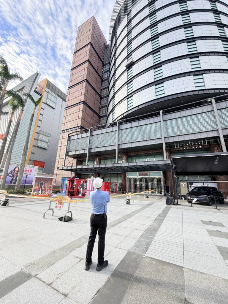 新光三越百貨外牆燈箱破損 中市府要求限期改善-今早修復完成