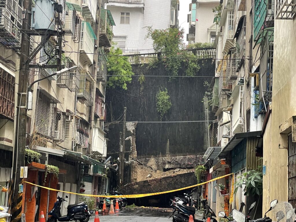 豪雨釀社區擋土牆坍塌急撤108人　侯友宜勘災：盡速恢復居民正常生活