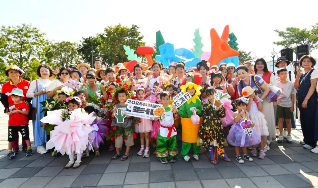 全民設計散步日-《花田衣秀｜花漾行》-王縣長身穿花卉色彩服裝-走上田尾步道