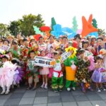 全民設計散步日-《花田衣秀｜花漾行》-王縣長身穿花卉色彩服裝-走上田尾步道