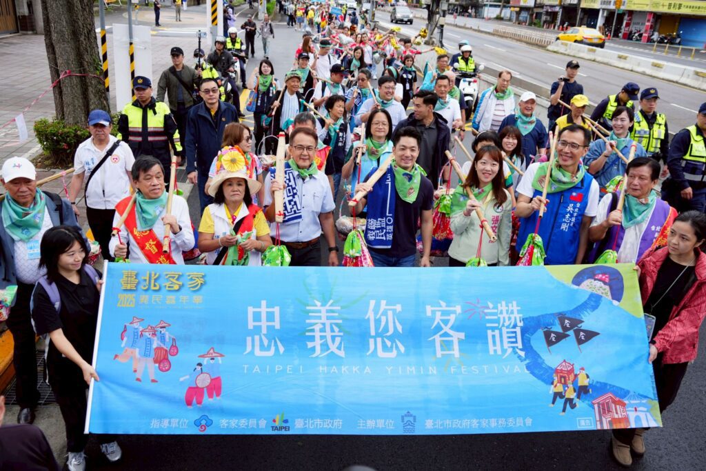 蔣萬安挑擔踩街 力挺台北客家義民嘉年華