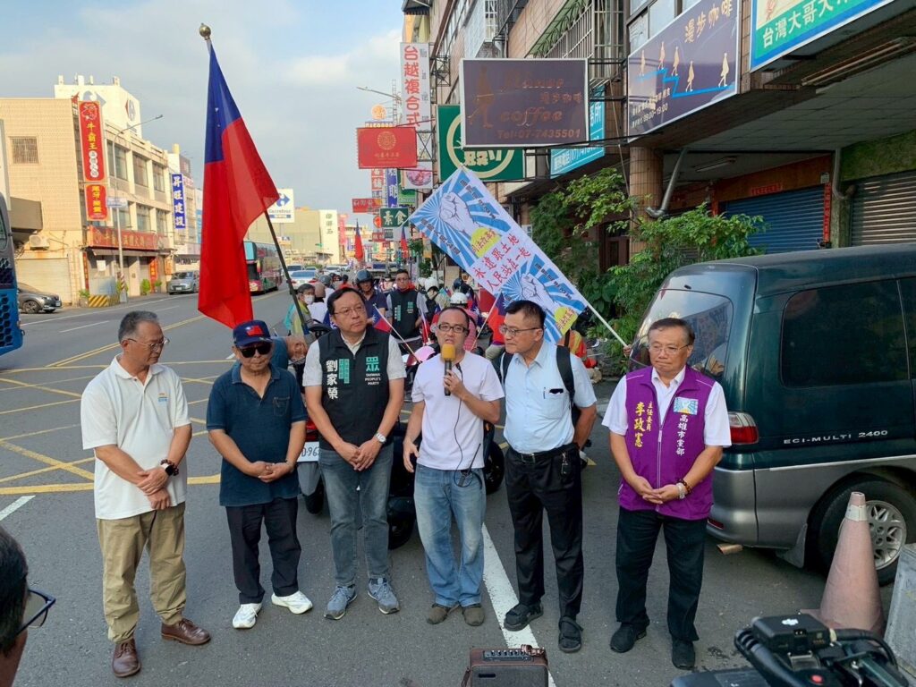 喚醒被遺忘的節日　台灣民眾黨高市黨部車掃慶光復節