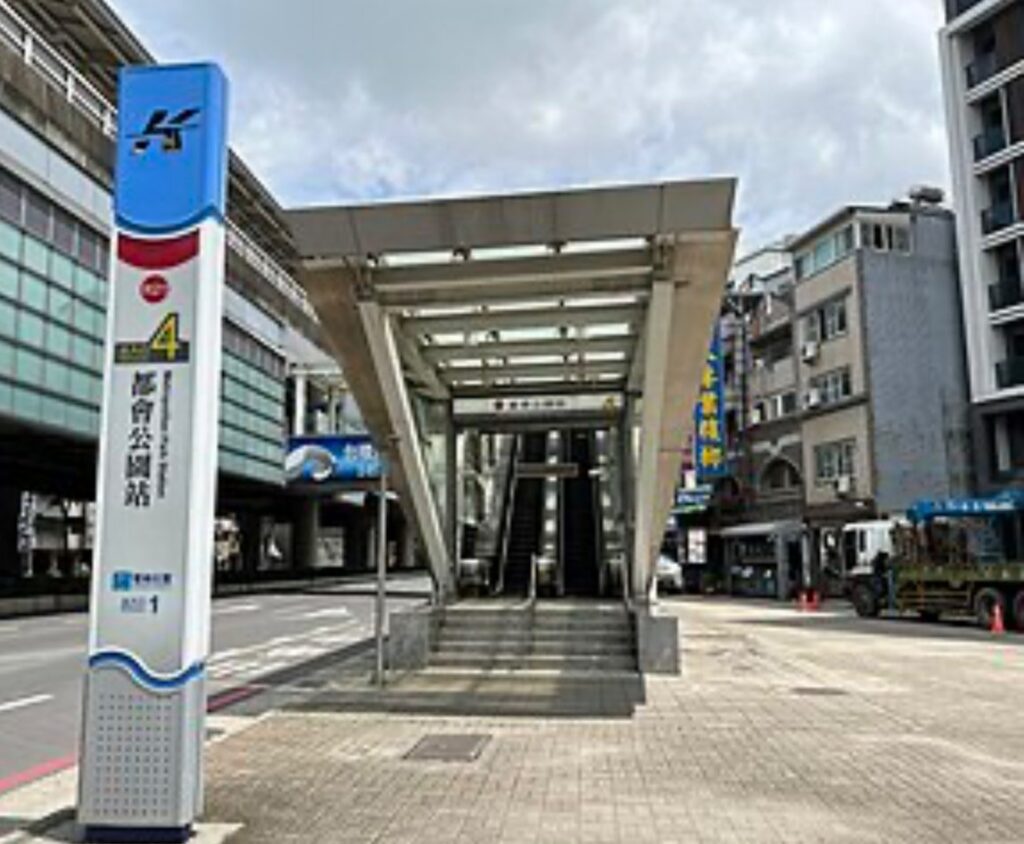 高捷都會公園站下午發生旅客落軌-現已恢復正常營運