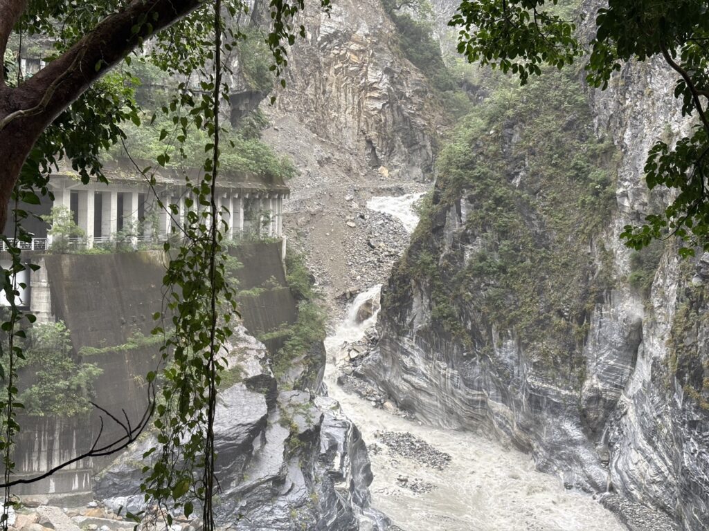 燕子口堰塞湖壩體溢流加大　恐引發壩體破壞林保署啟動警戒