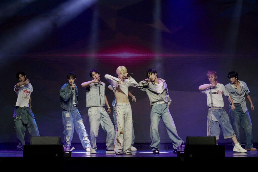 arkis-首場見面會-告白粉絲加碼8人完整版登場〈上癮〉