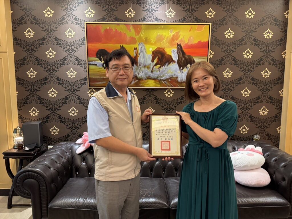 橋頭馬術中心李宜珍董事長善心捐款　溫暖慰助高雄弱勢榮民眷