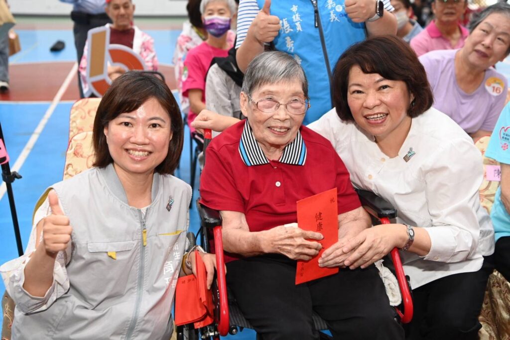 5位90歲人瑞參賽　嘉義市長者運動會　黃敏惠贈「呷百二」紅包