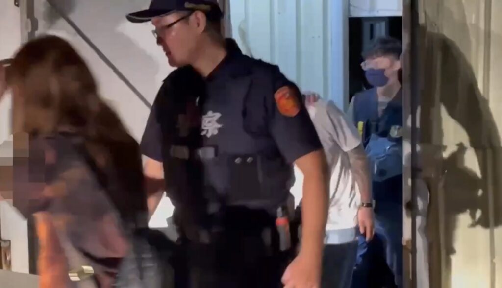 歇業小吃部成越式毒趴樂園-警攻堅逮38人送辦