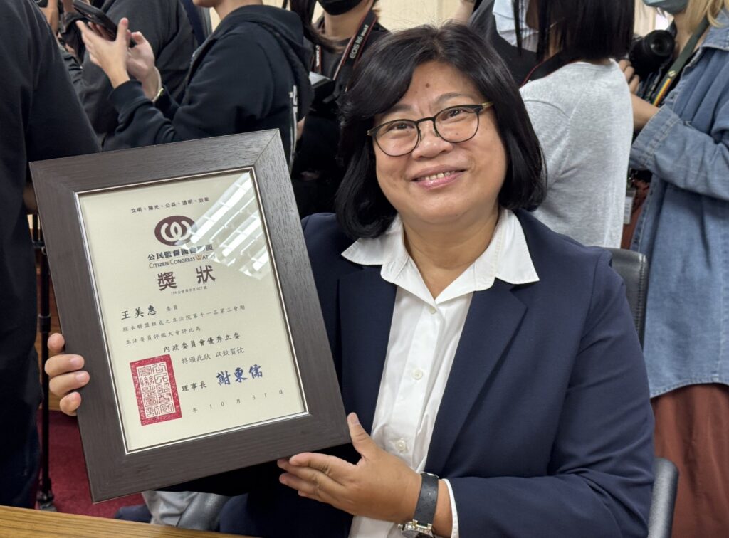 質詢王七連霸！王美惠橫跨兩大評鑑　獲公督盟、口袋國會三料大獎