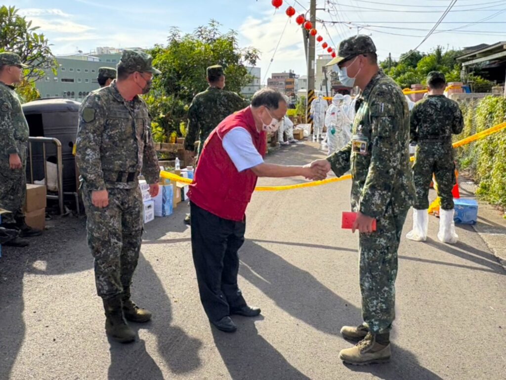 全力防堵非洲豬瘟疫情　121名國軍官兵投入梧棲清消　民政局長致贈加菜金感謝防疫辛勞