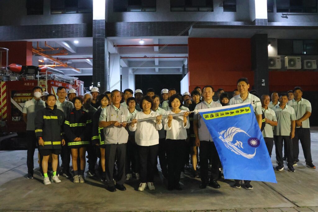 嘉義市義消出征全國賽！黃敏惠授旗勉勵　11位鐵娘子挑戰火場救援