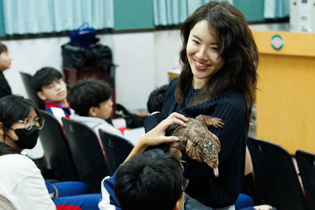 猛禽飛入校園！基隆商工永續講座　師生震撼體驗馴鷹魅力