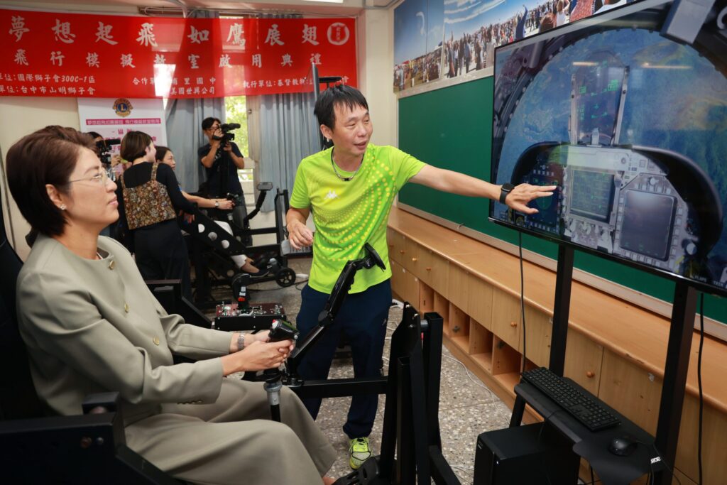 南投縣榮登數位學習績優徵選榜首-許淑華縣長加碼埔里國中設飛行模擬教室