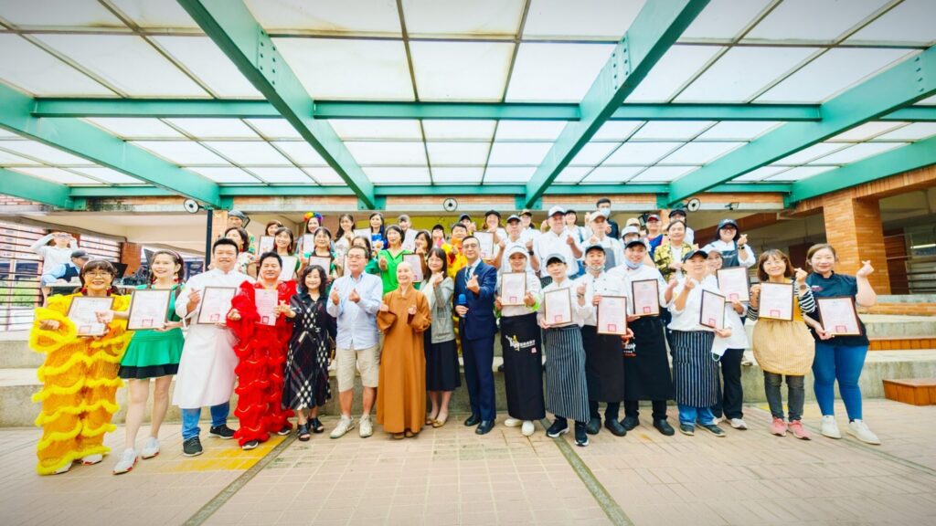 獨老共餐看秀樂開懷-台師大衛教系攜手會稽國中形塑高老師健促團隊