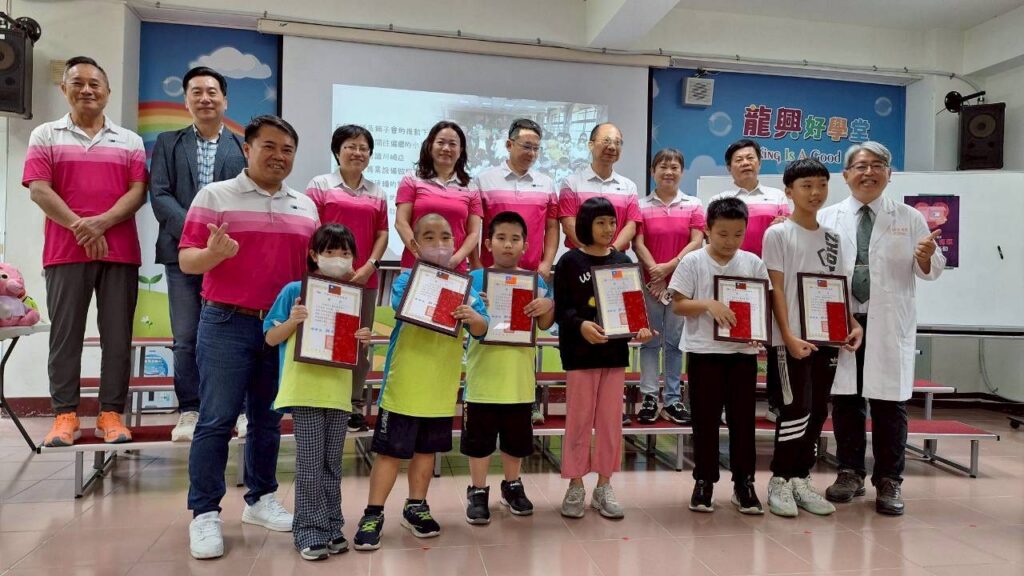 六龜龍興國小家屬與病童感謝高雄長庚「川崎美心專車」心臟義診再造之恩　守護偏鄉兒童健康之心