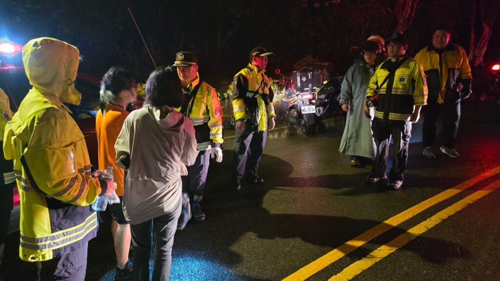 基隆深夜山區驚險救援　女學生成功脫困