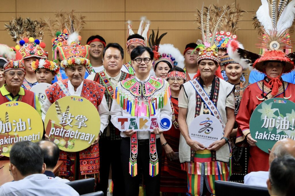 民總頭目為市長穿戴傳統服飾　陳其邁：體驗原民文化之美　邀民眾參與豐潮活動