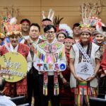 民總頭目為市長穿戴傳統服飾　陳其邁：體驗原民文化之美　邀民眾參與豐潮活動