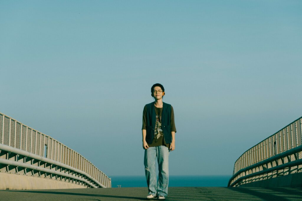 wols-唱出苦中帶笑的人生希望-嘆人生苦悶也要笑著換氣用力站起