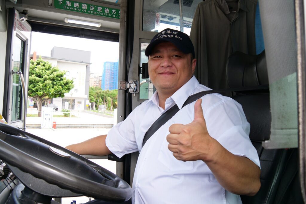 公車駕駛林榮新暖心一抱　善舉撼動人心　他謙虛說「一句感謝就是我們的動力」