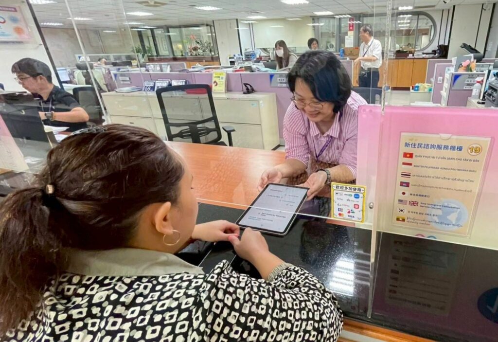 中市新住民諮詢服務櫃檯多語標示上線　民政局長：打造友善共融洽公環境