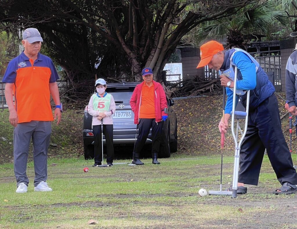 草地上的千歲紅白攻防戰　基隆長青盃秋季槌球賽熱力開打