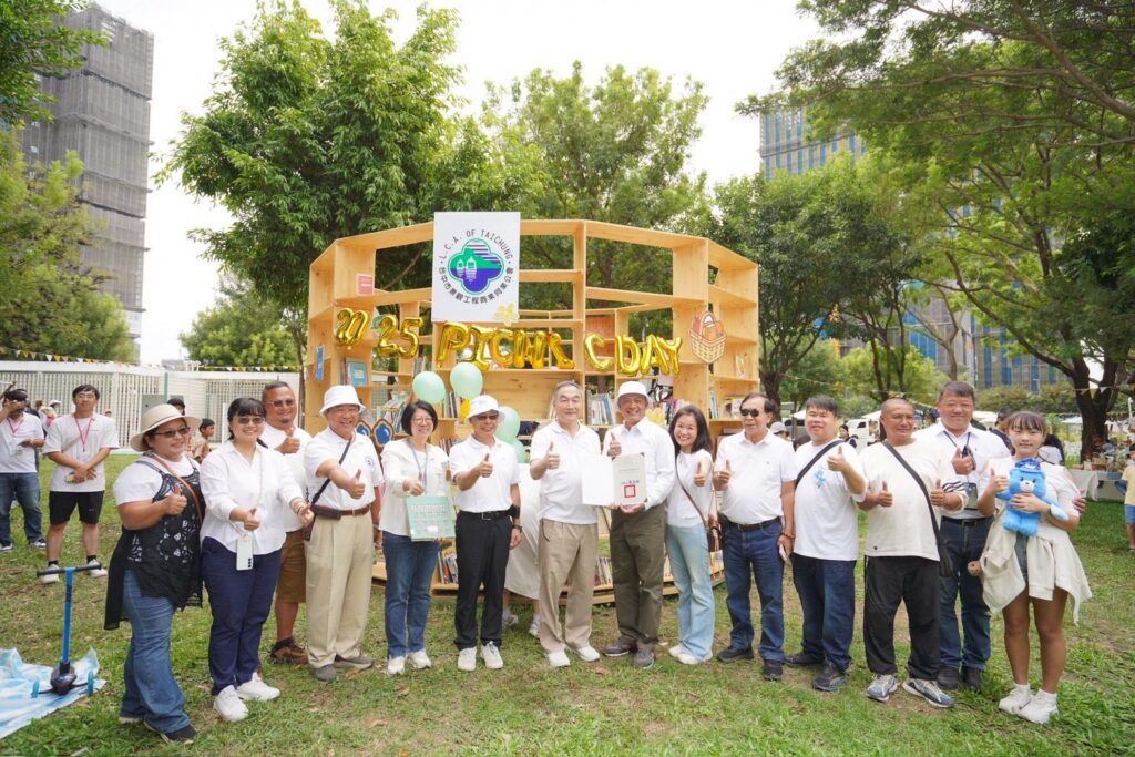 「大型漂書架」吸睛登場！　中央公園野餐日共享書香自由帶回家