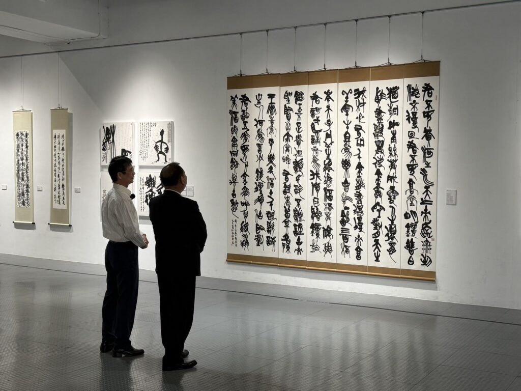 書法薪傳潤筆情誼-陳見賢出席「行歌拾穗」胡國龍書法展