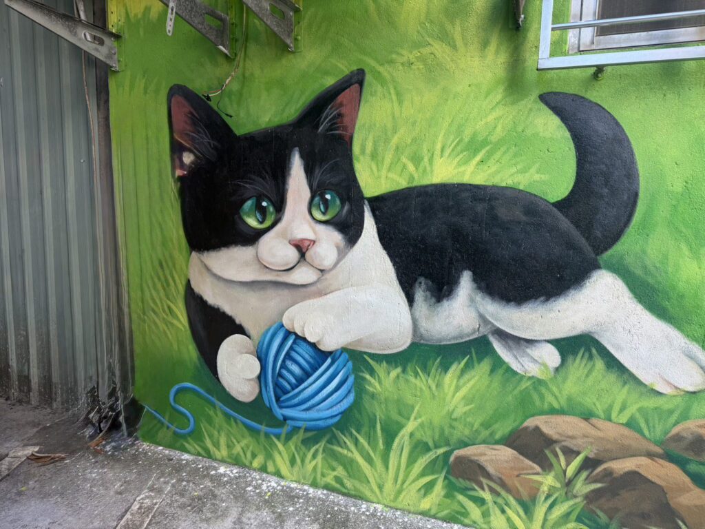 灰暗後巷轉生海底花卉世界　巷弄間彩繪出毛孩的派對