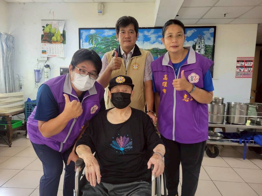 高雄市榮服處輔導員與社區組長攜手關懷　陳爺爺安心入住榮家