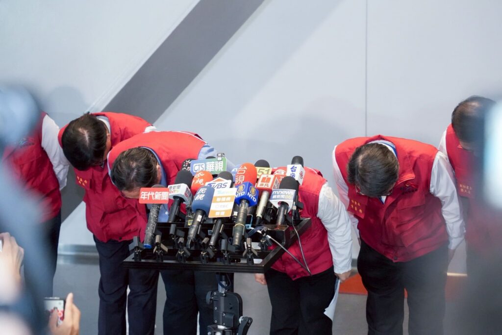 挺身面對防疫檢討聲浪　盧秀燕兩度鞠躬致歉：概括承受、引以為鑑