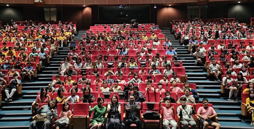 馬戲、現代舞輪番上陣　中市學子從教室走進中山堂感受劇場魅力