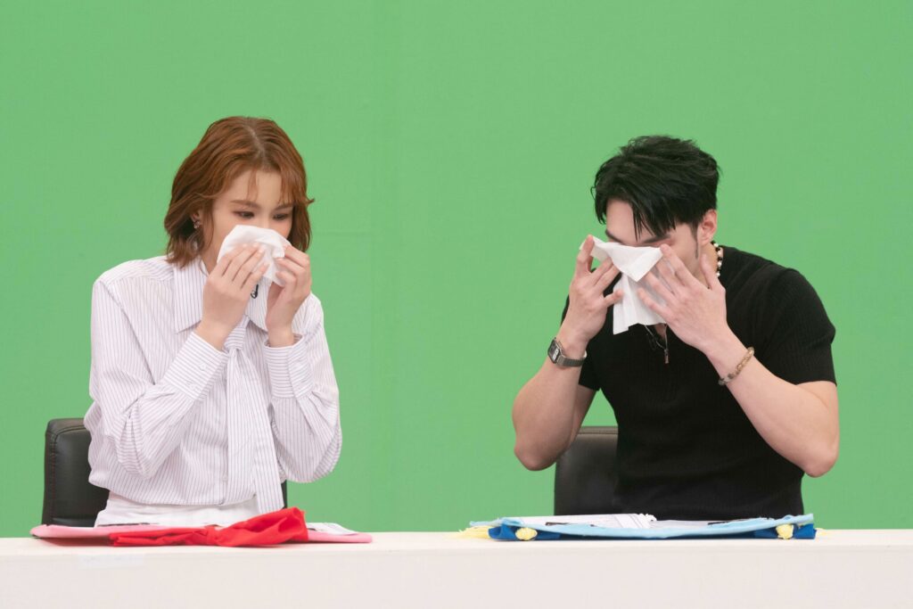 曾沛慈和黃偉晉主持娛樂百分百最後一集　真情流露淚灑攝影棚