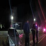 民眾駕車掉排水溝卡頓　和美警深夜分工助脫困