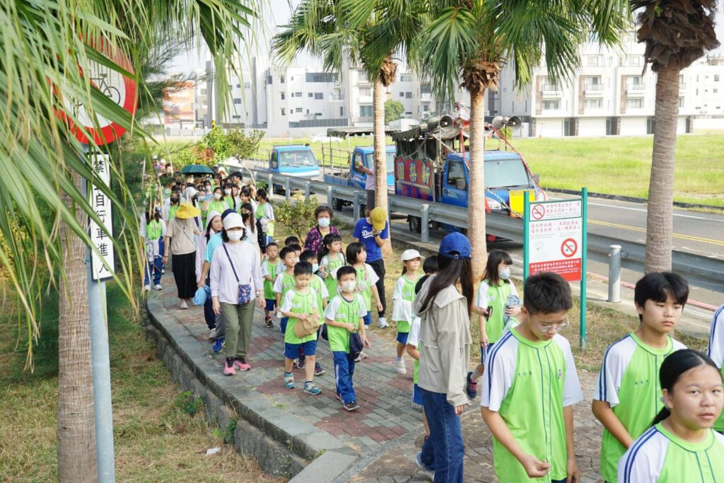 九份子親師生齊健走-打造健康低碳社區典範