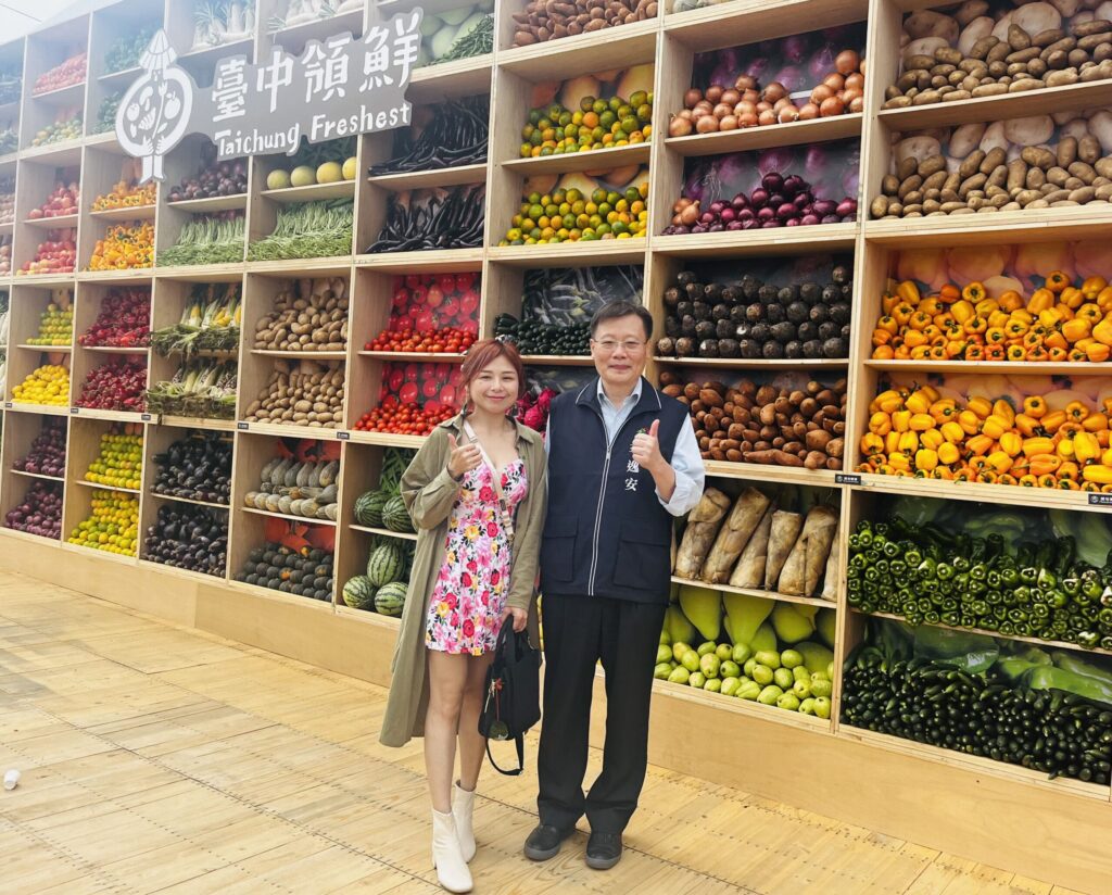 「2025中台灣農業行銷展售會」兩大亮點打卡必拍-　4米高巨型蔬果牆-×-禮物盒裝置藝術　展現農業美學新風貌