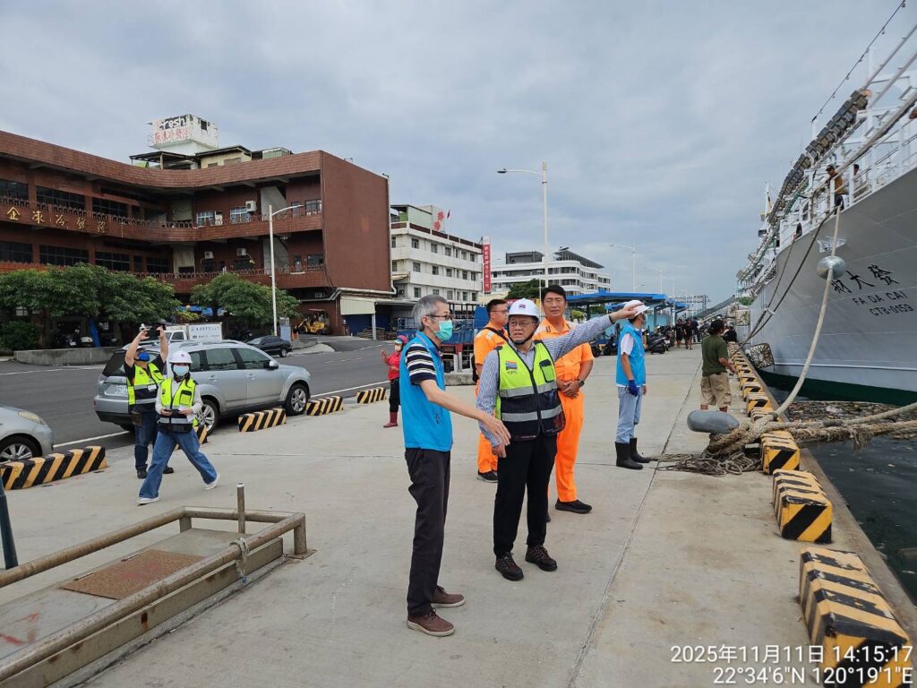 因應鳳凰颱風臨近　高雄港務公司會同高雄市海洋局　於前鎮漁港進行陸、海巡檢