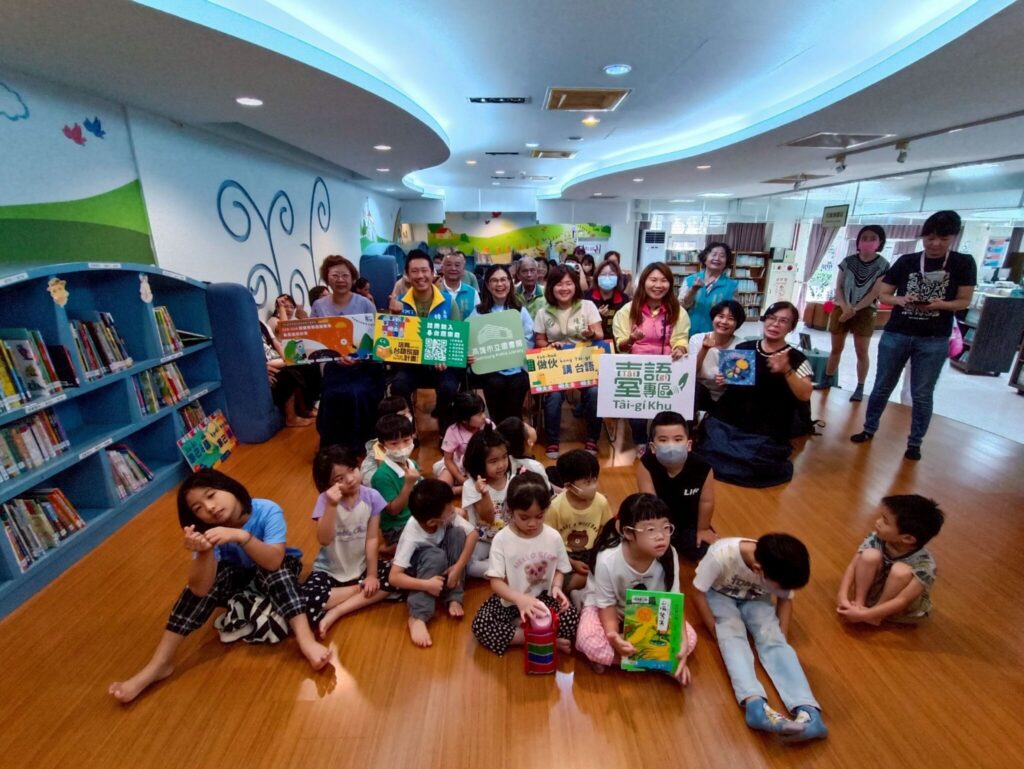 高市圖鳳山二館「臺語專區」啟用-母語閱讀添亮點　台語說故事熱鬧登場