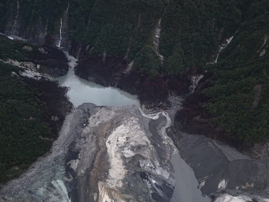 花蓮馬太鞍溪再現新堰塞湖　壩體不穩提前溢流　當局緊急升級警戒