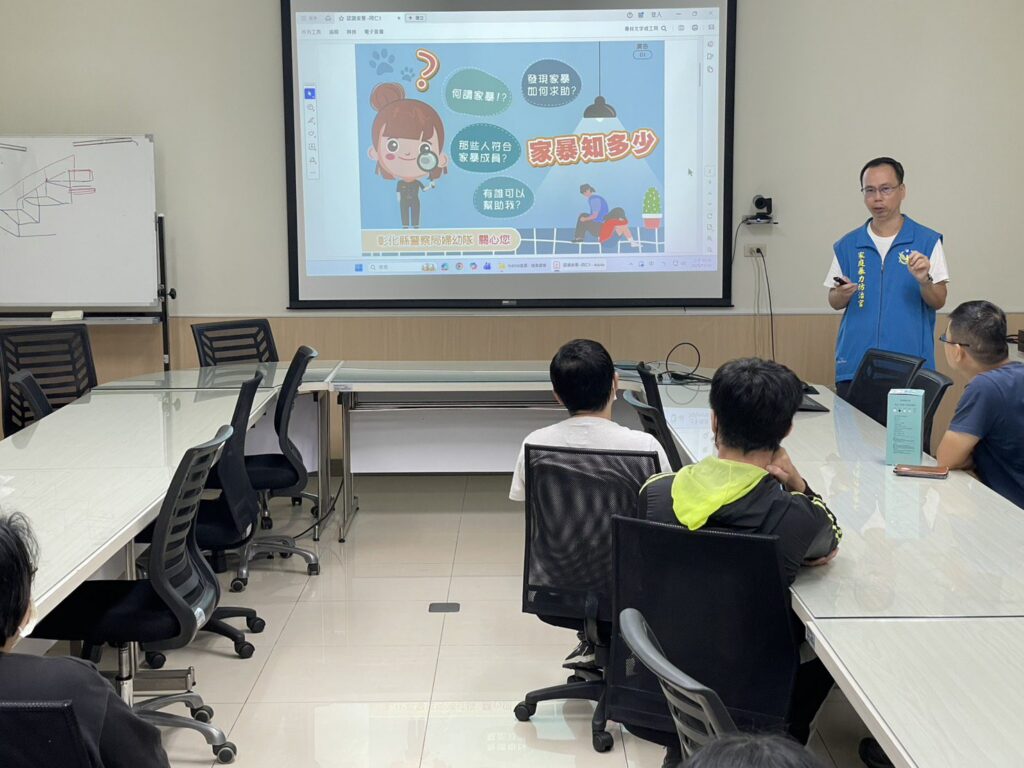 芳苑警深入「碁富食品」公司　宣導交通安全、家暴防治及防制人口販運