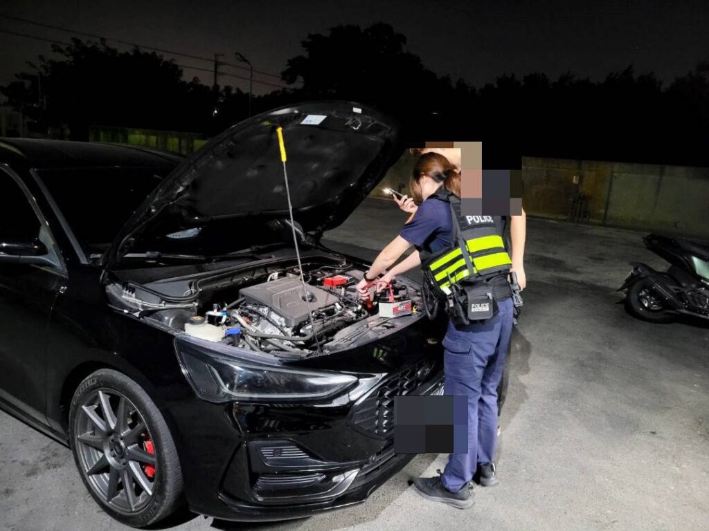 鹿港警伸援手及時協助排除拋錨車輛脫困
