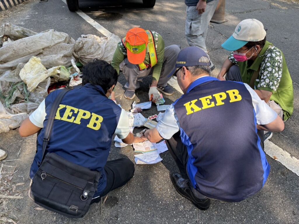 月世界山坡遭棄置大量垃圾　環保局立即動員清除　並全面追查不法來源