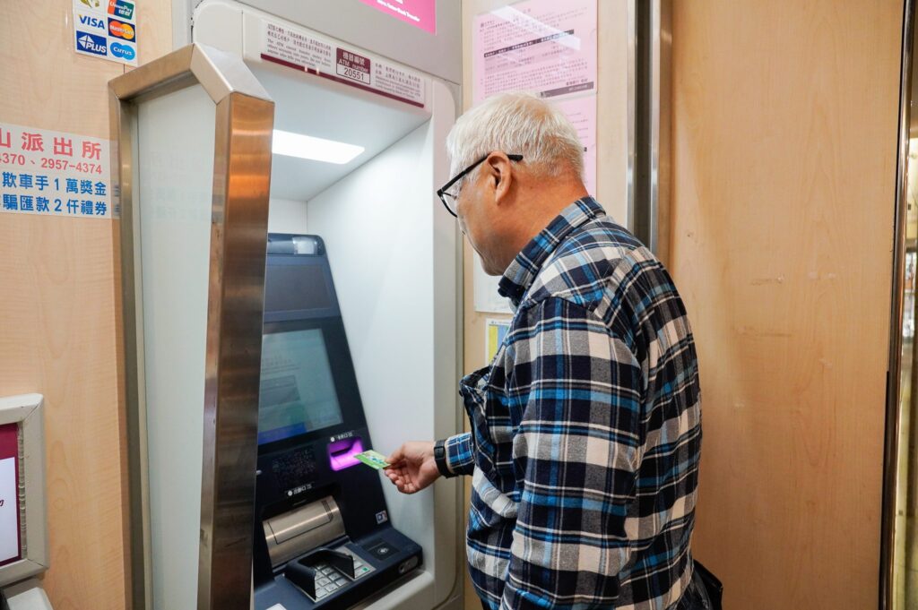 普發現金　守護長者不被騙　新北社福警政聯手　到宅防詐宣導