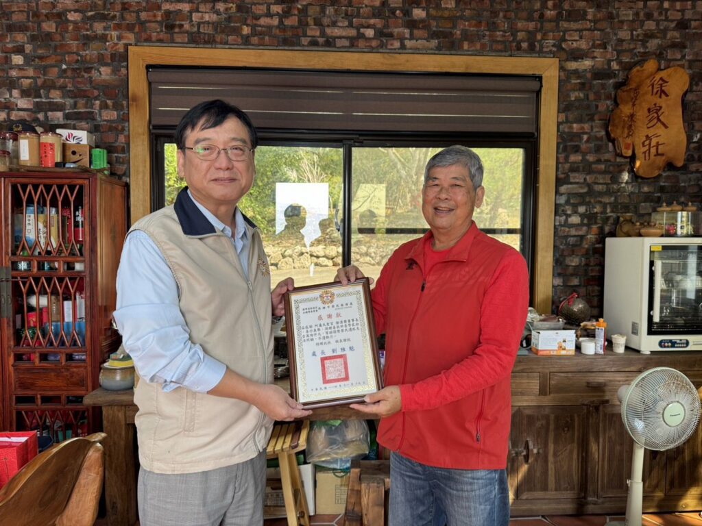 高雄阿蓮天聖宮扶助弱勢學子　捐贈榮民遺孤認養金