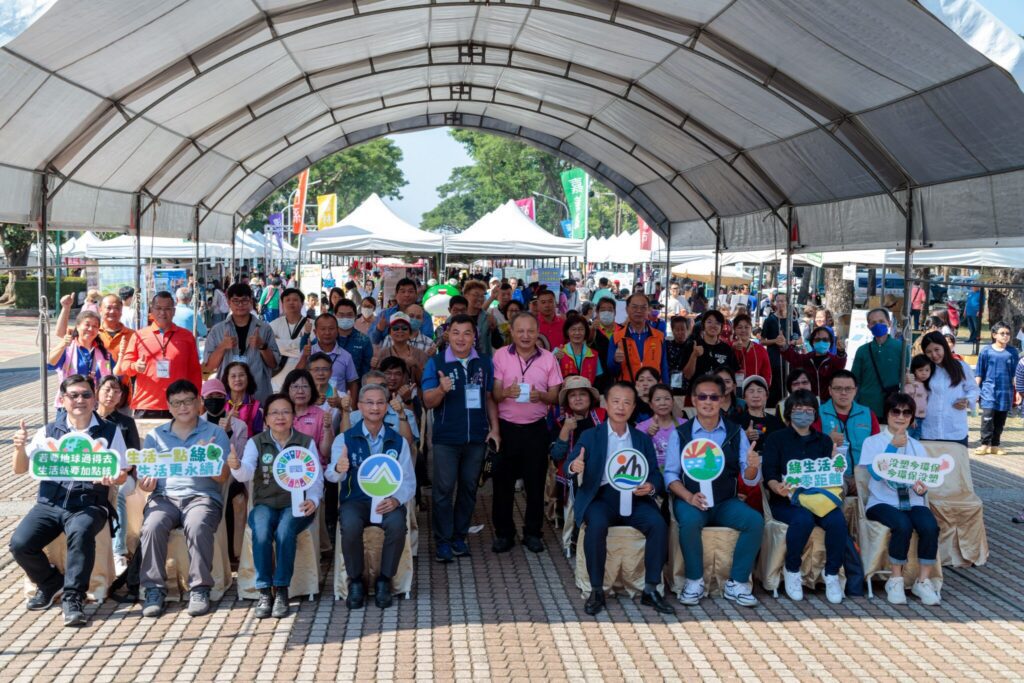 全國南區環境教育成果展 翁章梁拍賣再生家具萬元得標
